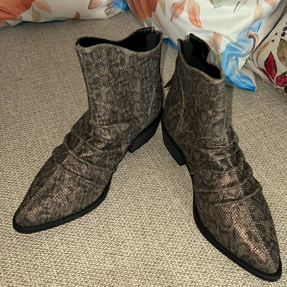 NWOB Olivia Miller Take A Bow Leopard Women's
Ankle Boots Size 7